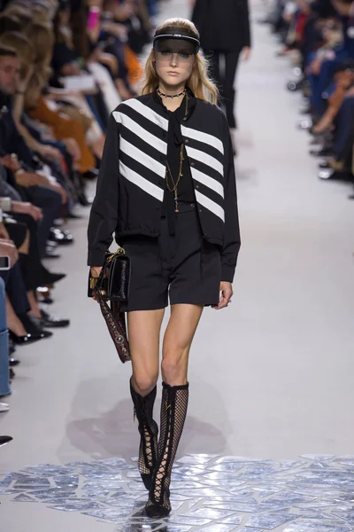 Look 16